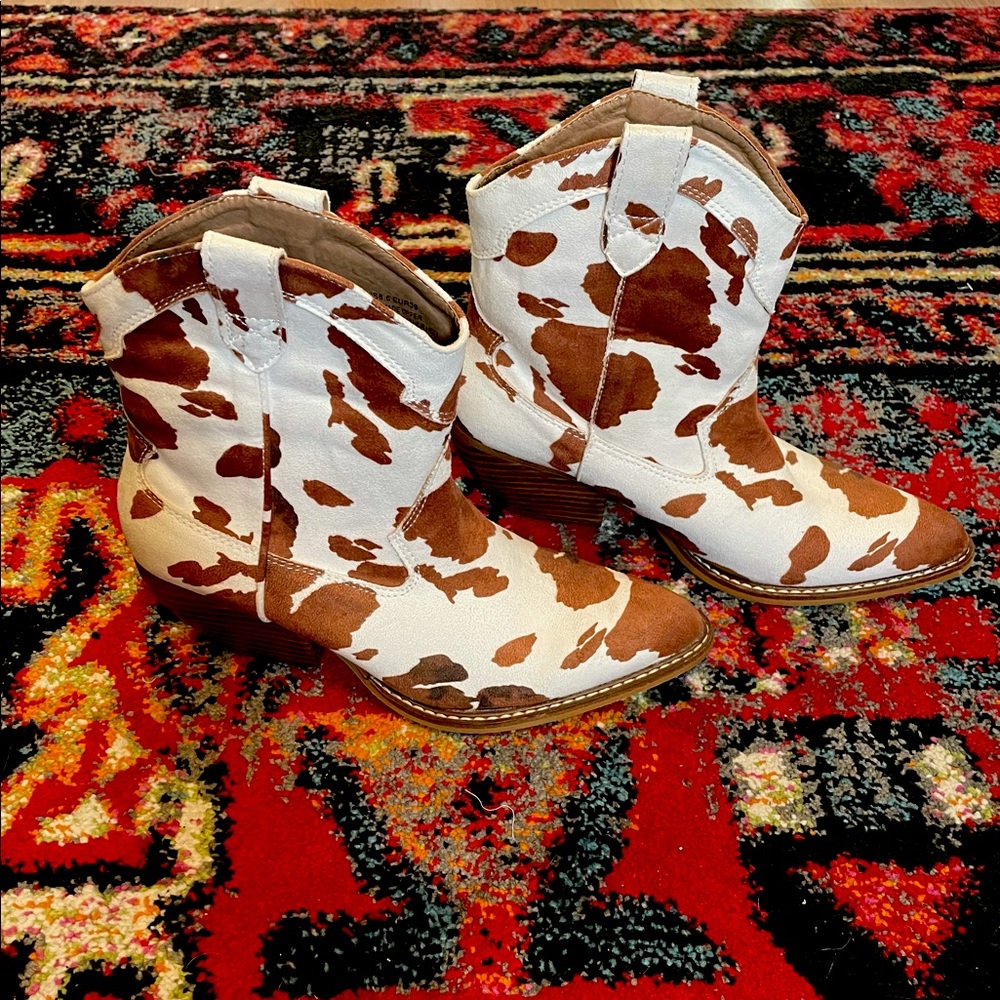 Size 8.5 Cow Print Pointed Toe Heeled Cowgirl Boots